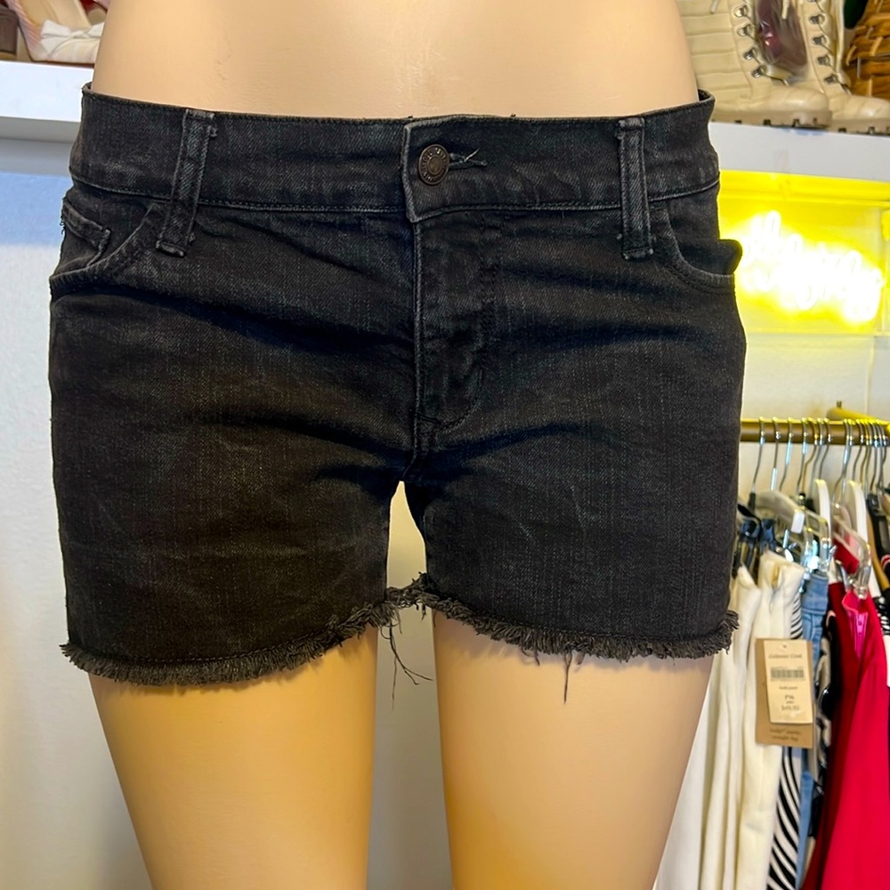 Old Navy Diva Black Med Washed Frayed Shorts 8 (32-33”W| 3”I) - Picture 4 of 12